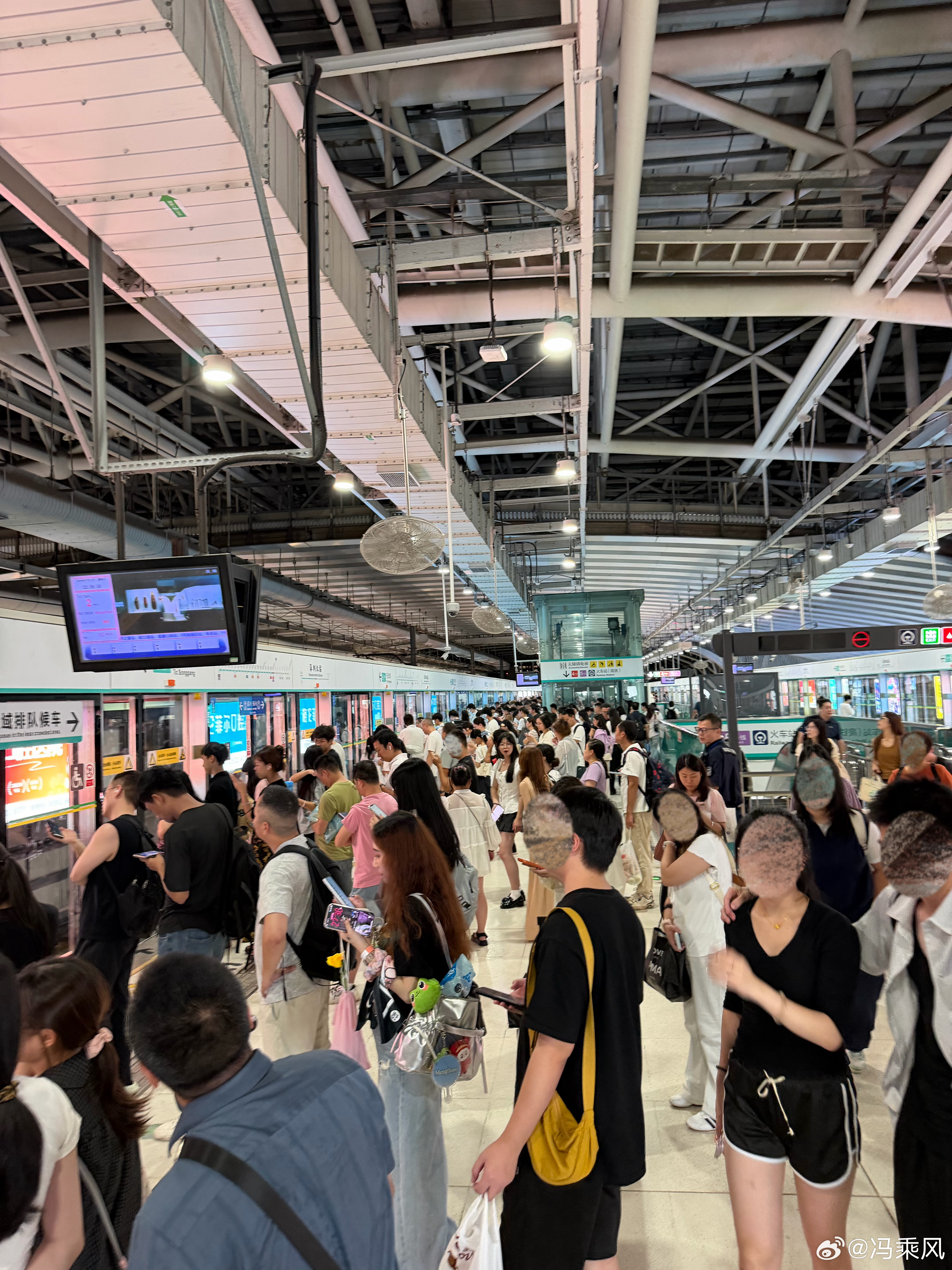 晚上十点半的深圳地铁。。。 
