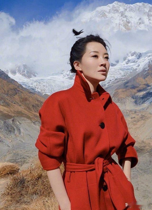 许晴真是“逆龄女神”！穿红色大衣配长靴，气质高级！ 