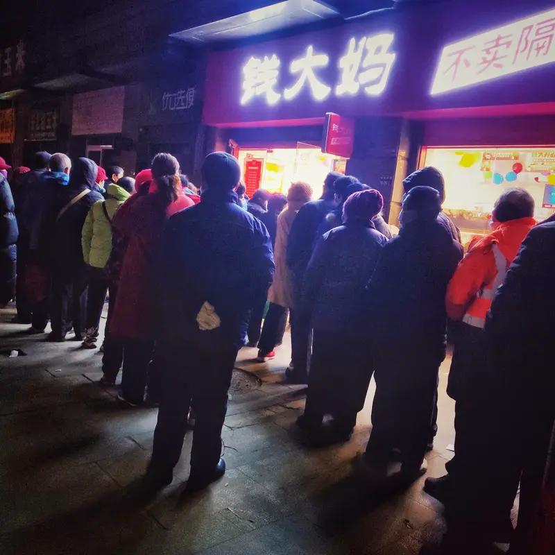 2026年1月上海那起7旬夫妇开“老头乐”闯灯被撞索赔案，真让人无语。沈大妈开着