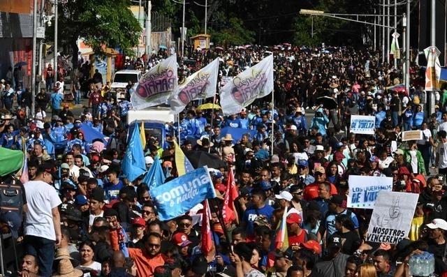 委内瑞拉老百姓冲击总统府了！罗德里格斯原以为有美国撑腰就能稳坐，清洗反美官员、把