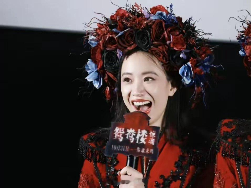 杜华现身演员李梦主演的新电影《鸳鸯楼·惊魂》首映现场。观影结束后，杜华直言“后悔
