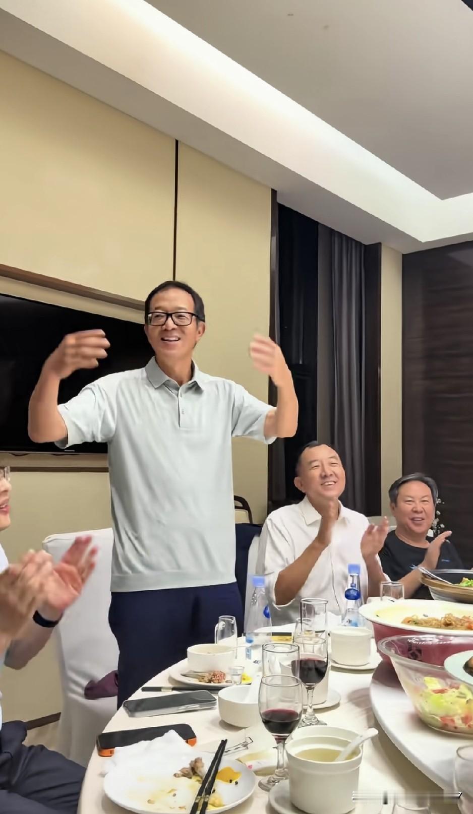 俞敏洪这个人真是有两把刷子。
同时代的那么多“英雄人物”都消失了或者下线了，他竟