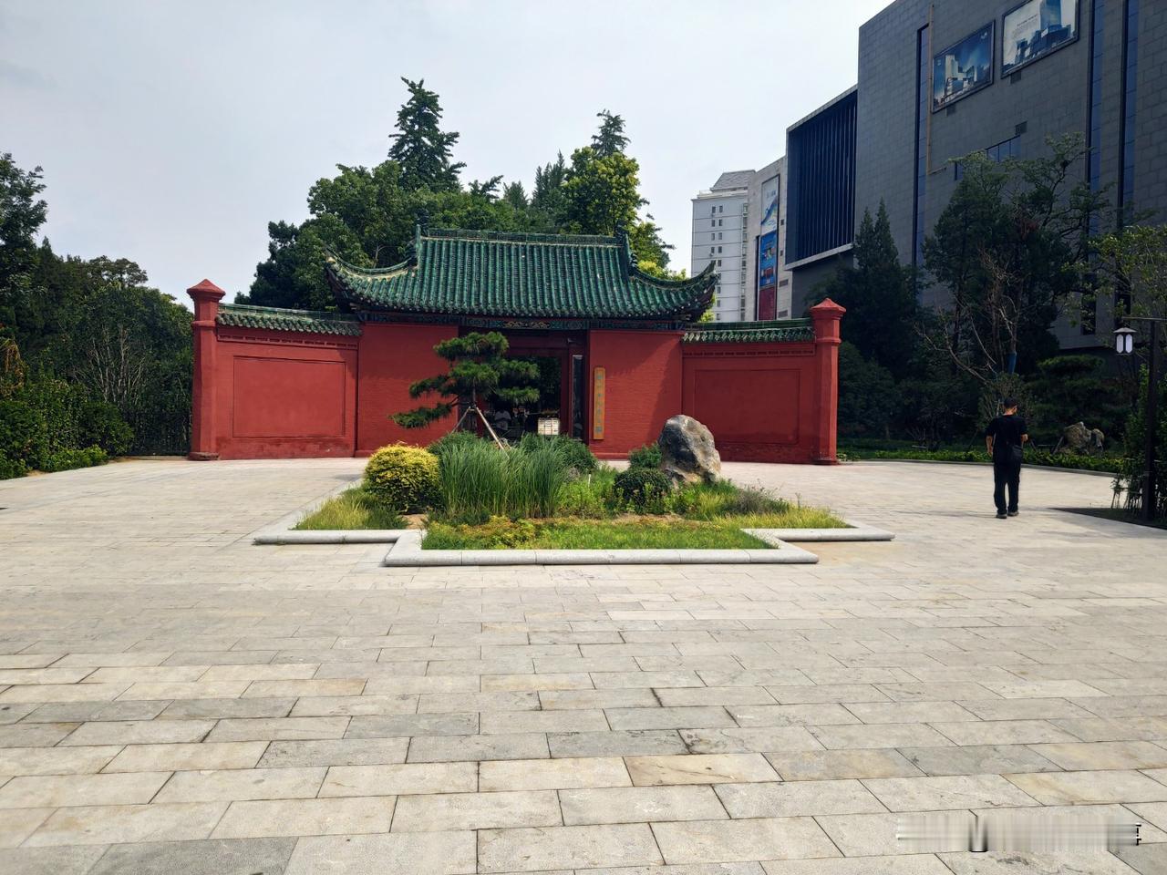 下联:天南地北八方来财。