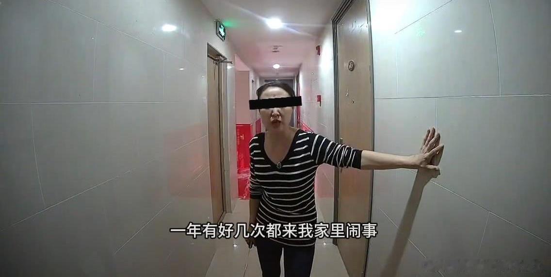 辽宁一女子长期滋扰邻居刘女士一家，行径愈发恶劣。刘女士一家是外地购房者，入住二手
