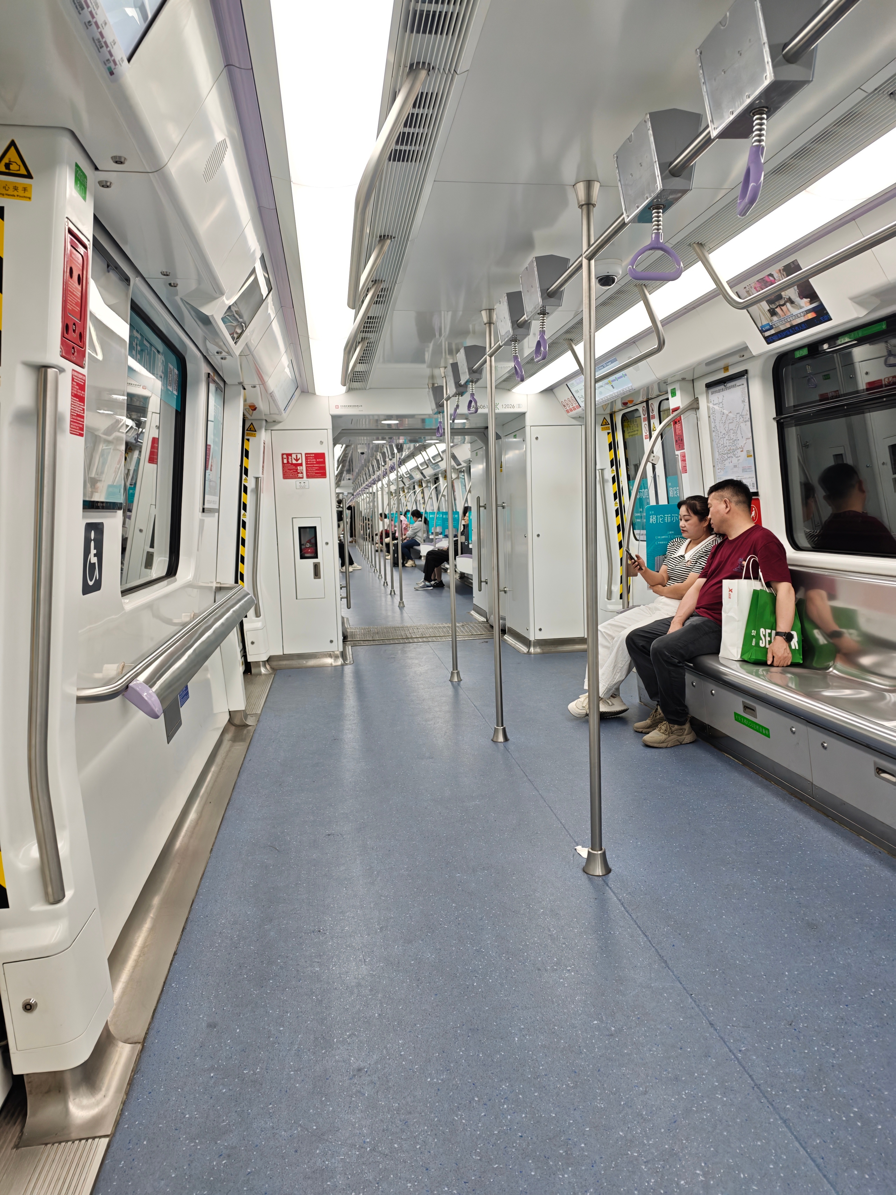 除夕的深圳 路上基本没人了出门也不用挤地铁了