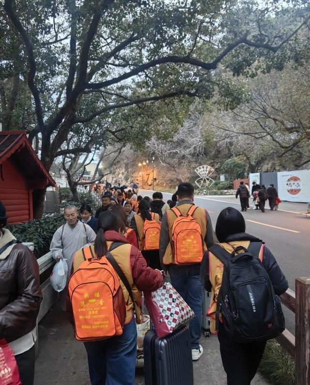 当有将近二十万涌进普陀山时，舟山文旅以及交通运输的经营理念与服务能力亟待改进和提