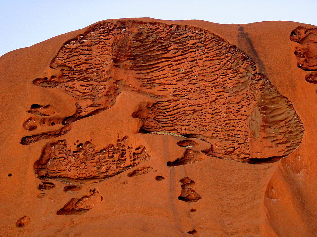 原本不知道是啥刻字，估计秦汉唐宋明都有刻字。全被毁掉了。