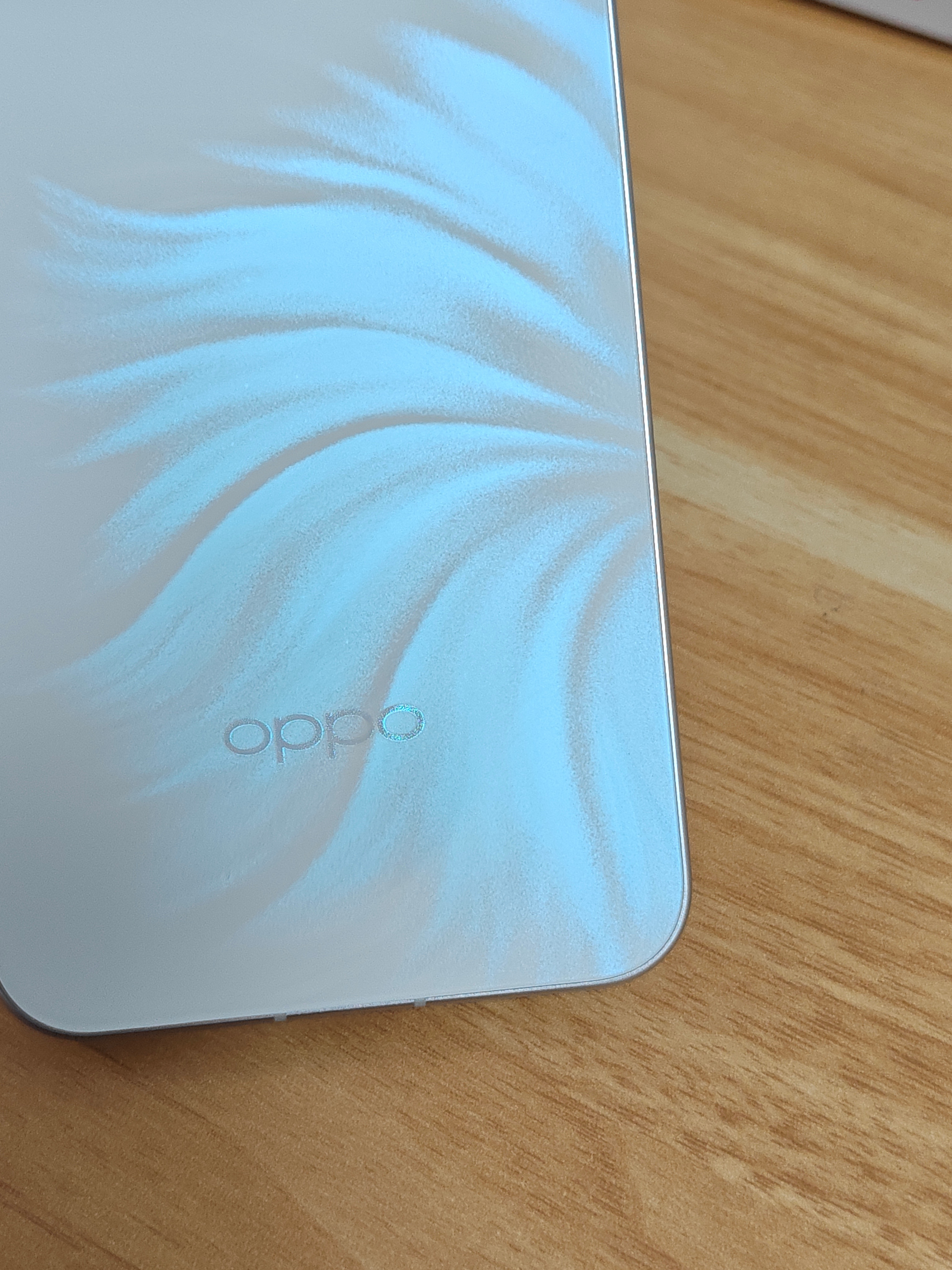 「上手报告」拿到OPPO Reno14的第一秒，背板的幻彩鱼尾真的直接戳中了我的
