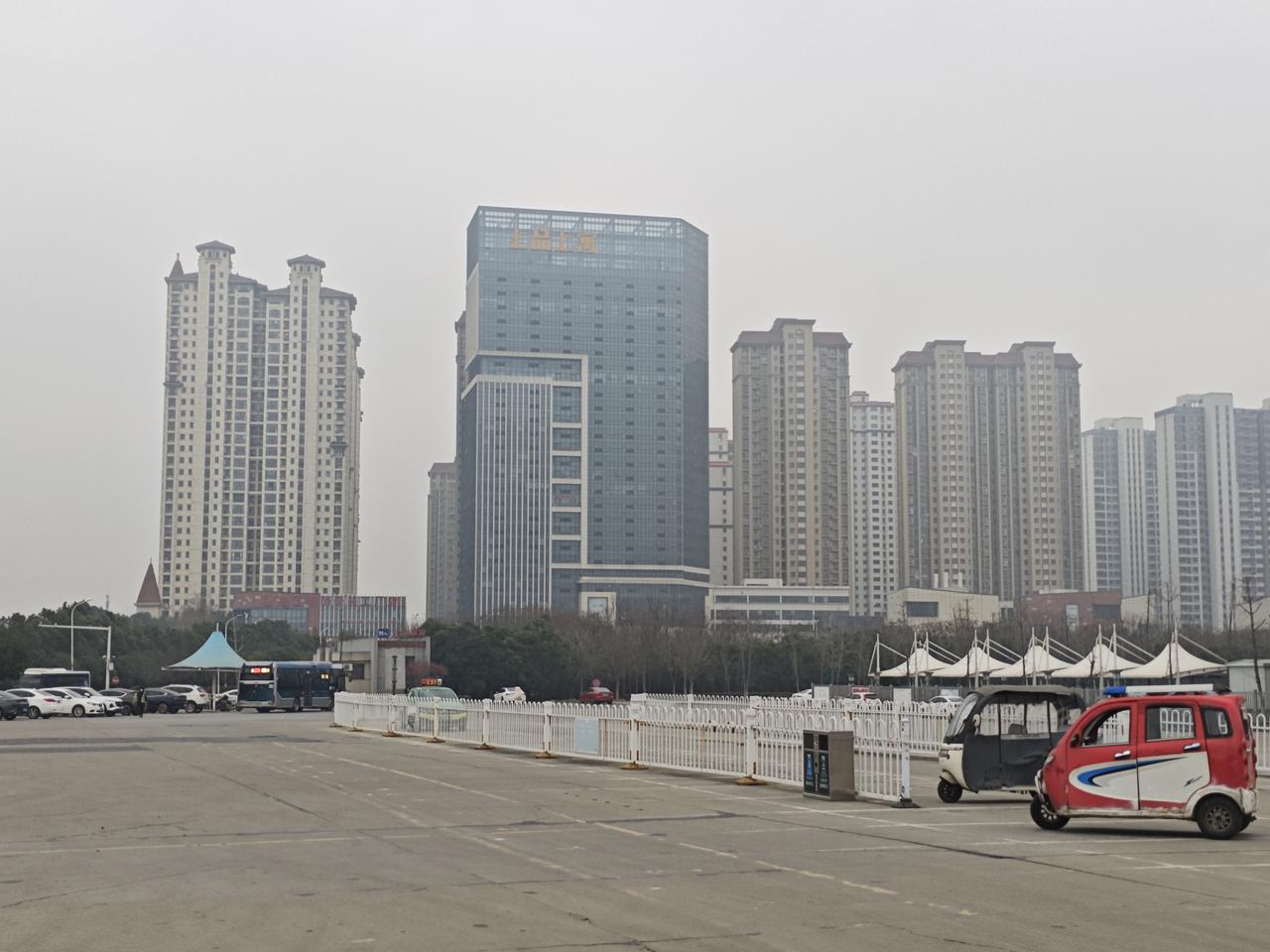如果按房价算，1万元相当于现在多少？
以全国商品房均价对标2026年普通城市房价