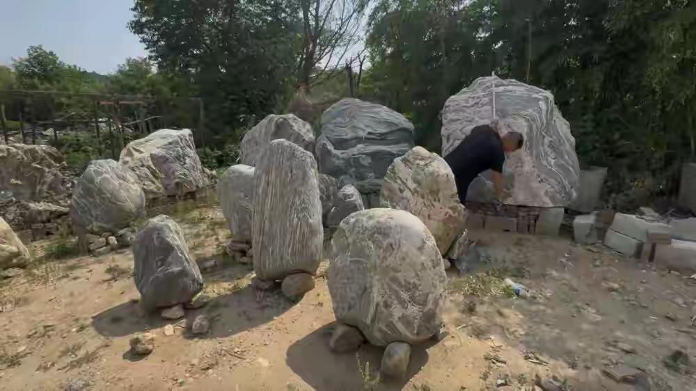 买卖泰山石光靠禁是禁不住的，必须要让市场正规起来才行，因为泰山石的区域太大，而且