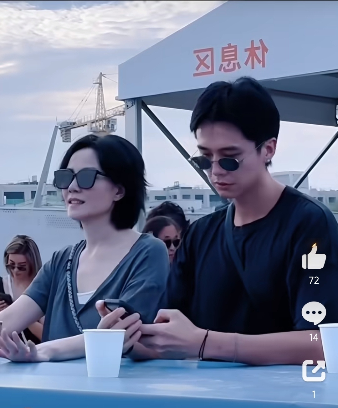 这个男孩住素谁 ​​​