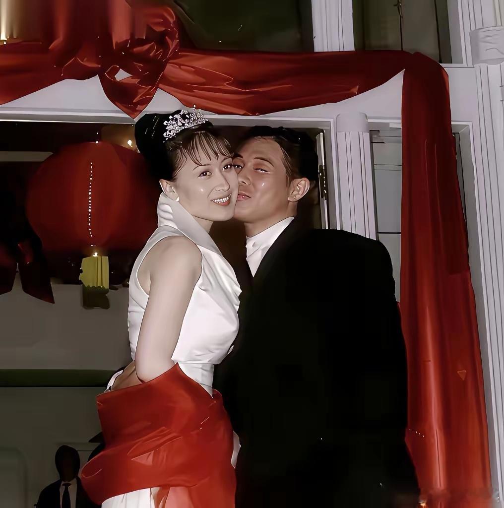 1999年，李连杰和利智在美国洛杉矶结婚。利智这表情感觉她特别幸福的样子，她把脸