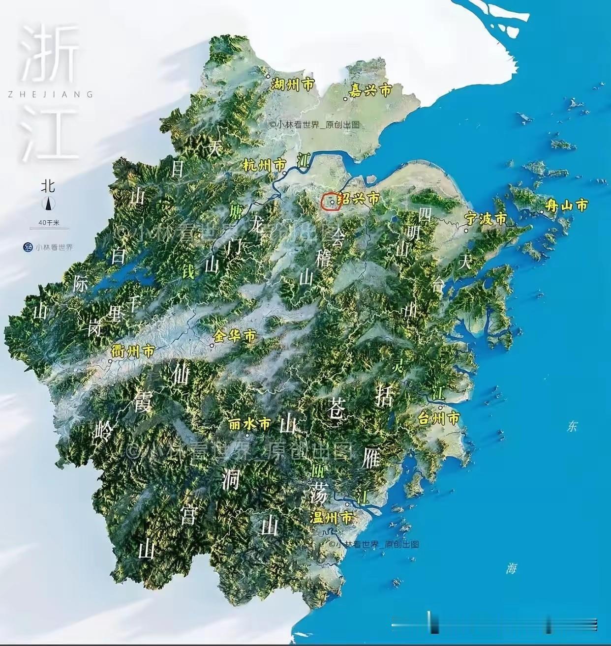 沿着蜿蜒的小径深入山林，脚下的石板路被岁月打磨得温润光滑，路旁不知名的野花野草在