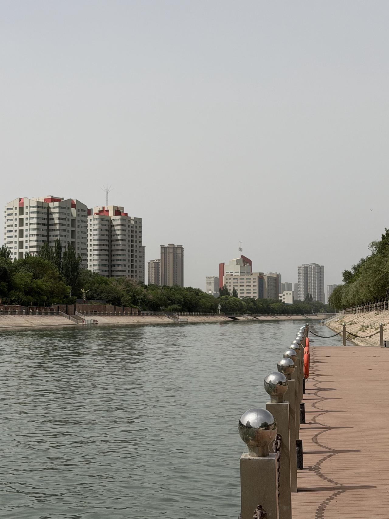 漫步孔雀河景观带
沿着部分穿城而过的风景线漫步，这里舒适又整洁，令我十分倾心。新