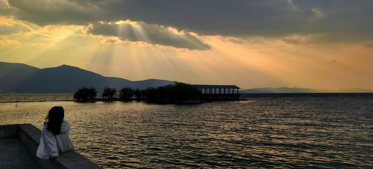 云隙漏下的光，把湖面烫成碎金的海，她坐在黄昏的边缘，等风把心事吹成浪的形状。
✨