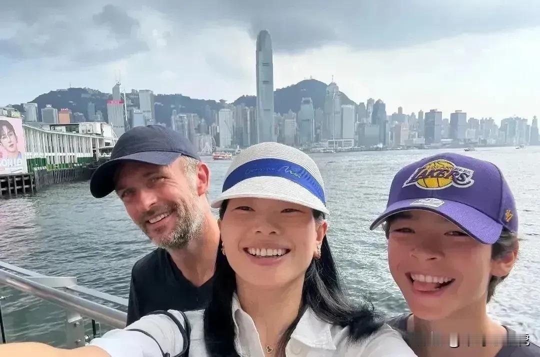 万万没有想到，名模居然是嫁给了一个外国大叔
​
​
​网友就说：
​1，女神靠着
