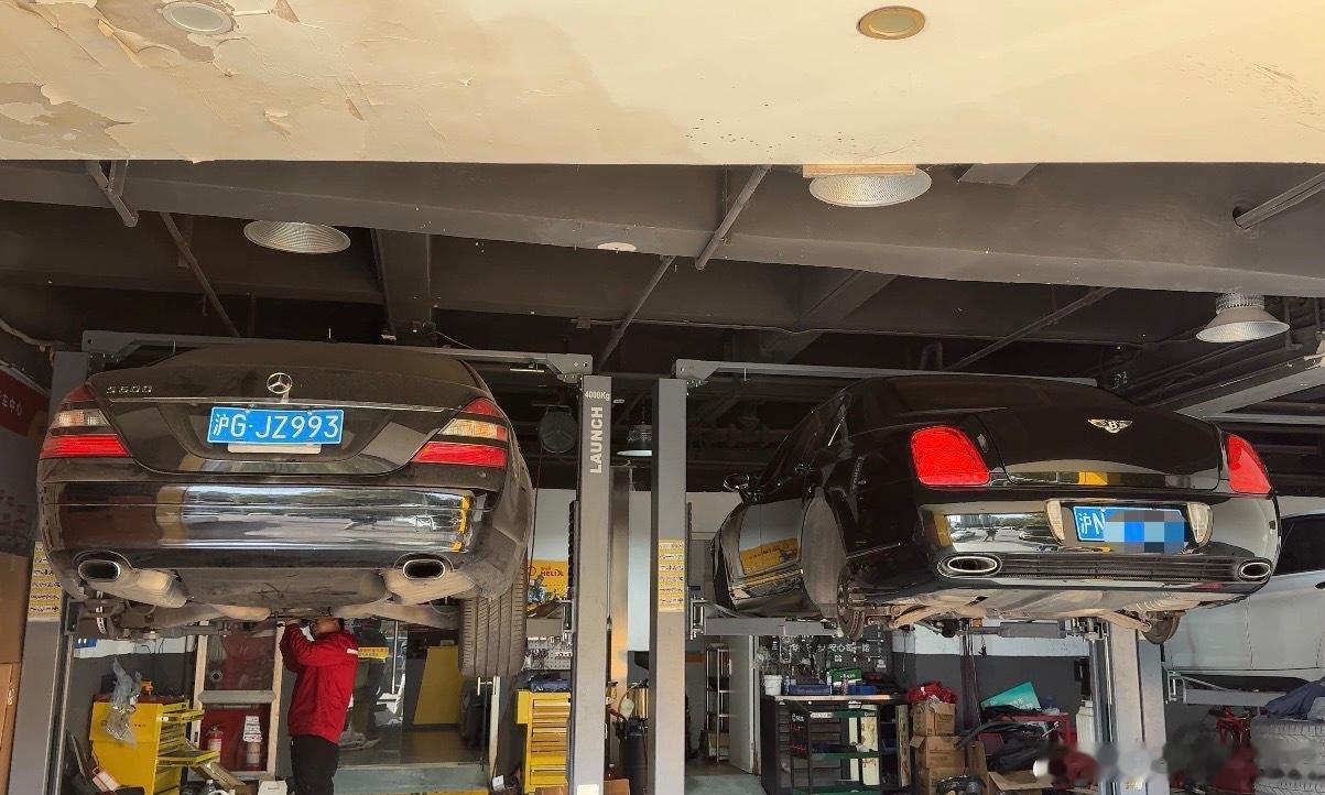 当年被相互比较的顶流，如今修车路上的病友 