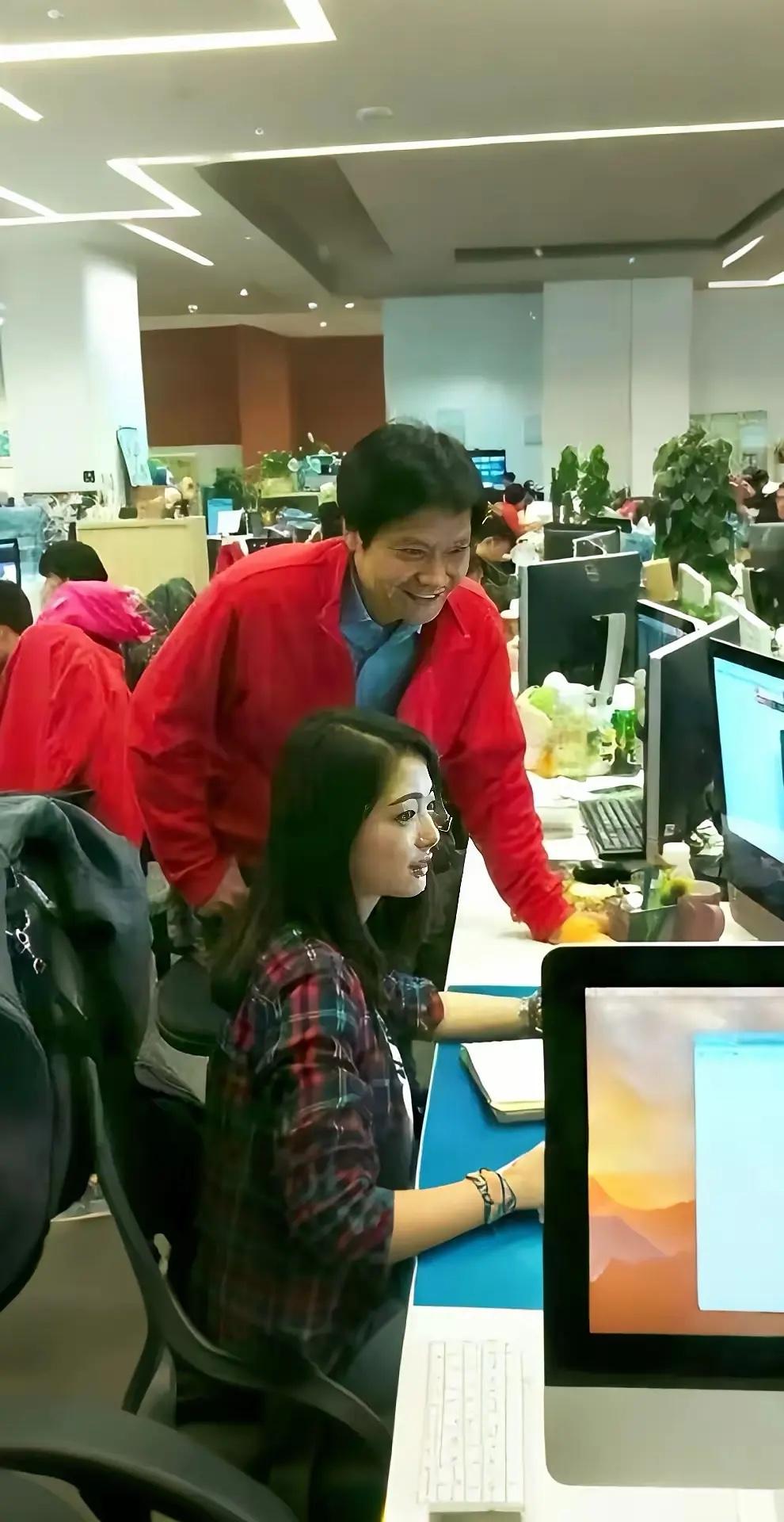 红色显黑显土真的一点不夸张，穿着红色外套的雷军也从清秀小哥变成了乡下小伙。

不