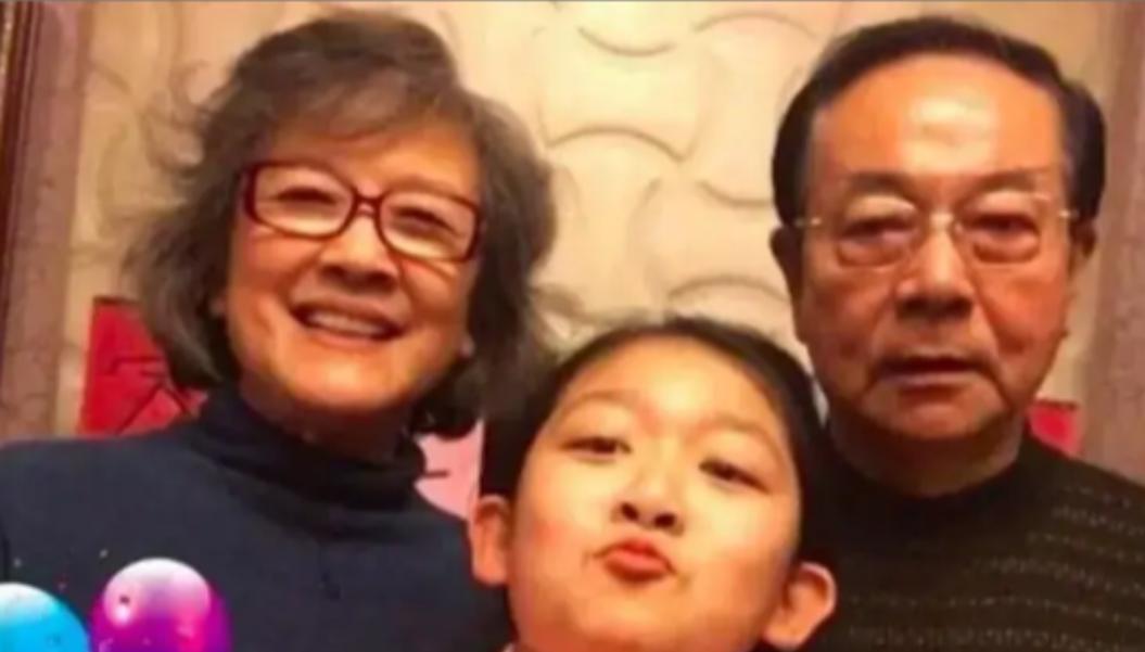 61岁的演员宋春丽和丈夫坚持丁克三十几年，直到2012年一天，好友邓婕到宋春丽家