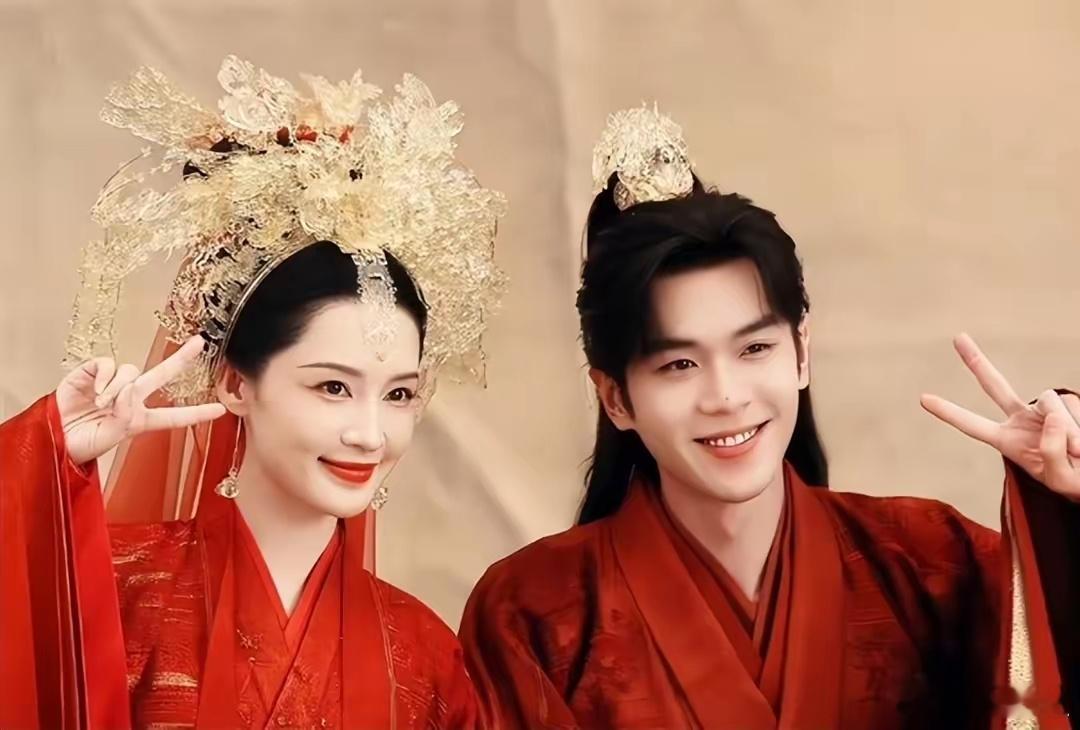 《庆余年2》林婉儿婚礼头冠，就是叶轻眉发明的琉璃，看着像糖画里面的冰糖，头冠很廉