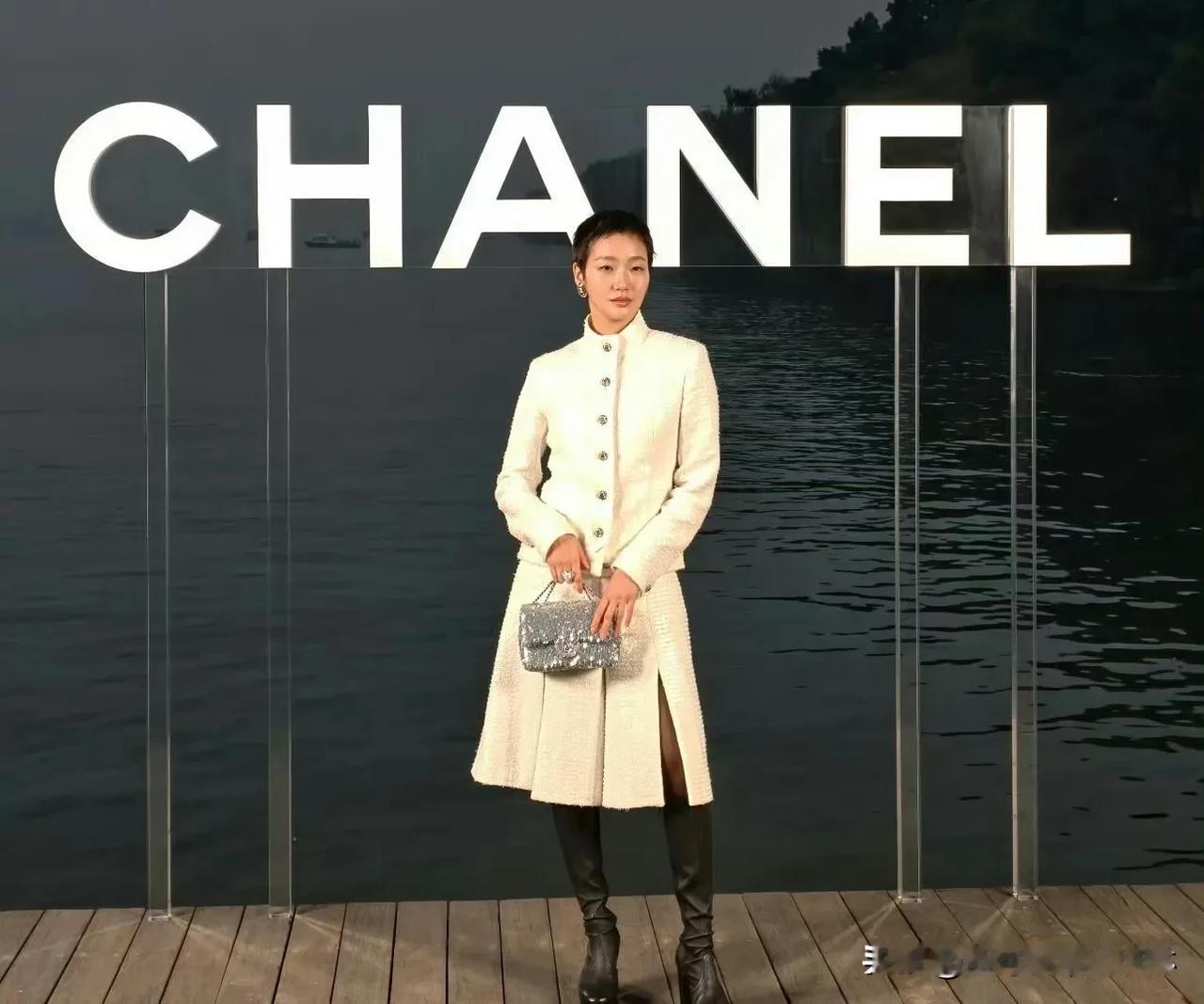 金高银好像是为了拍新戏剃了寸头，之前完全是寸头的时候一直都是戴的假发参加活动，现