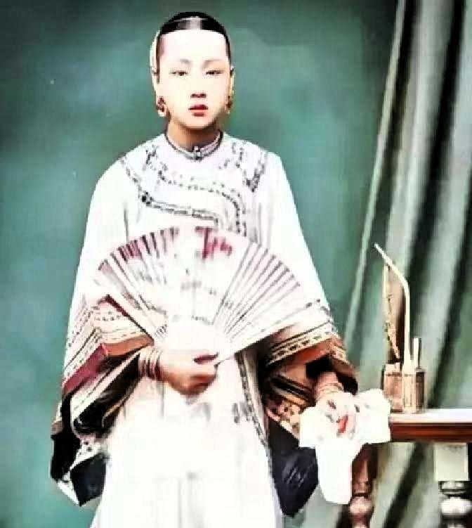 1863年，41岁的李鸿章大，娶了24岁的赵小莲。洞房花烛夜，赵小莲给他立了三条