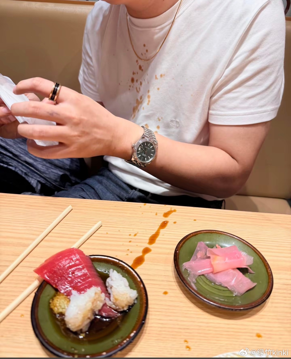 这个故事告诉我们穿贵衣服别去吃便宜饭，尤其别吃回！转！寿！司！ ​​​