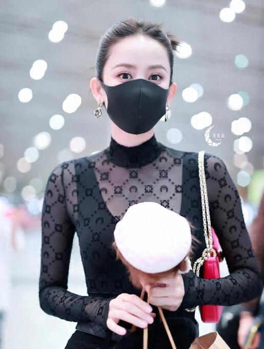 古力娜扎独特穿搭吸睛，透视打底衫成亮点，多元素融合展别样魅力