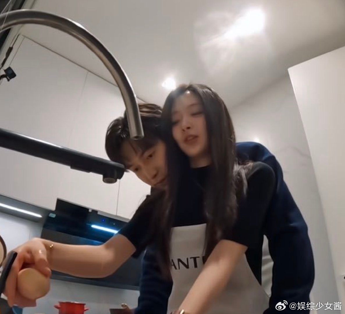 周佑凌柳柳锁门牵手周佑凌柳柳锁门贴贴啊啊啊啊啊 