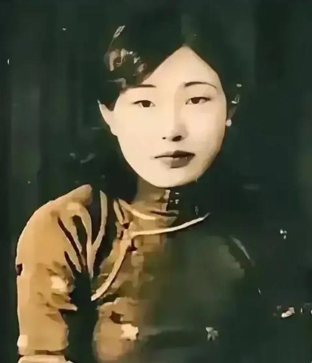 1940年，日本宪兵队长在茶馆喝茶，这时，一个穿着白色旗袍的军统女特工，故意和他
