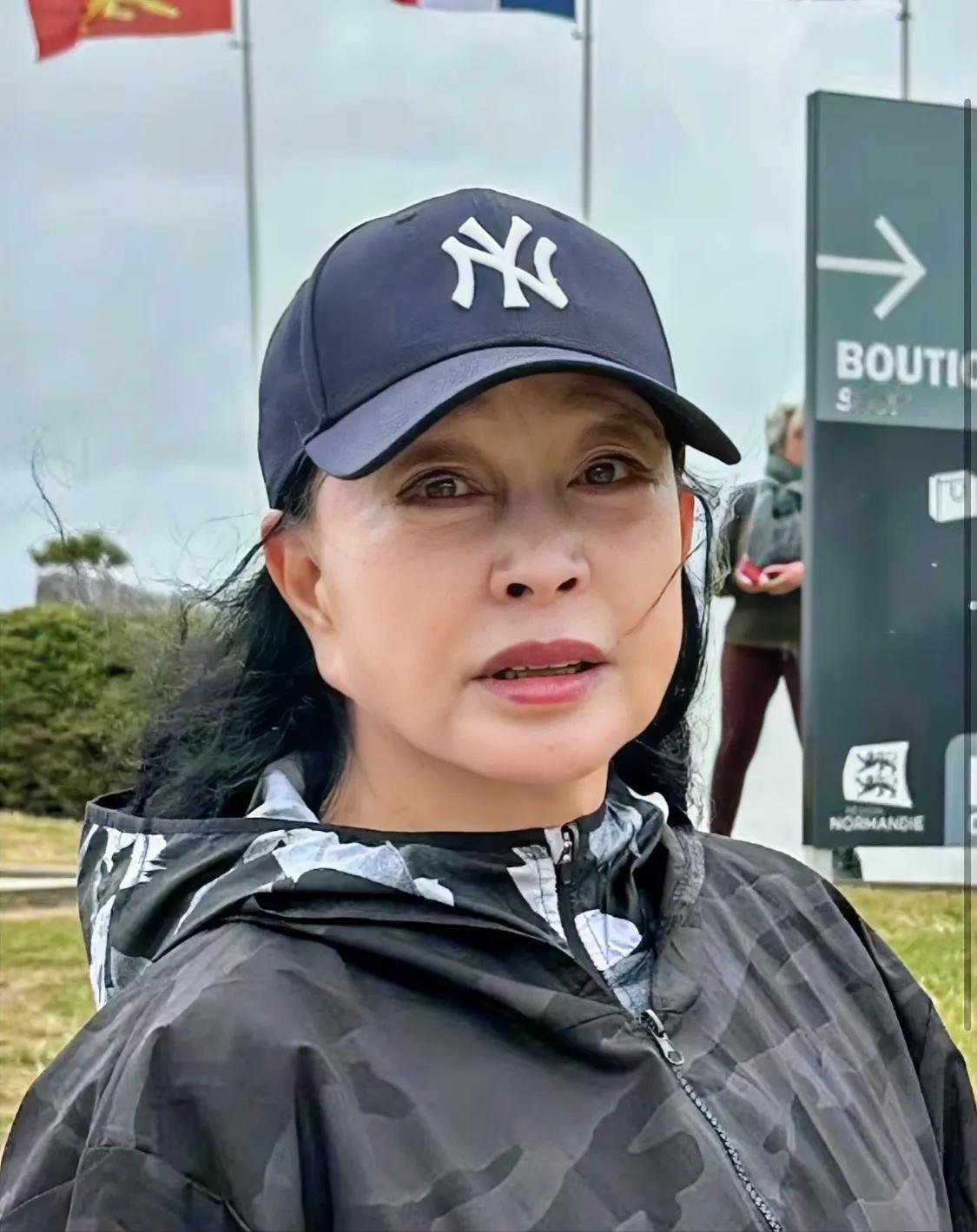 没有滤镜的74岁刘晓庆，她折腾太早太狠了，那时候技术太差，比没整过的看起来好不到