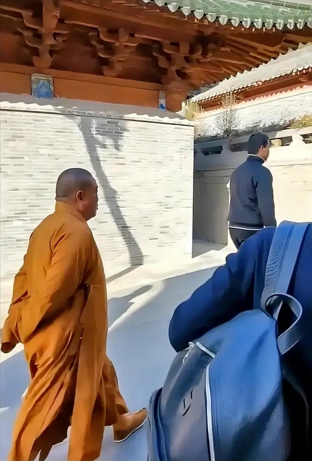 少林寺方丈释永信大师…
一个人在踱着步～
网友说，正是他～
让少林品牌产业化和国
