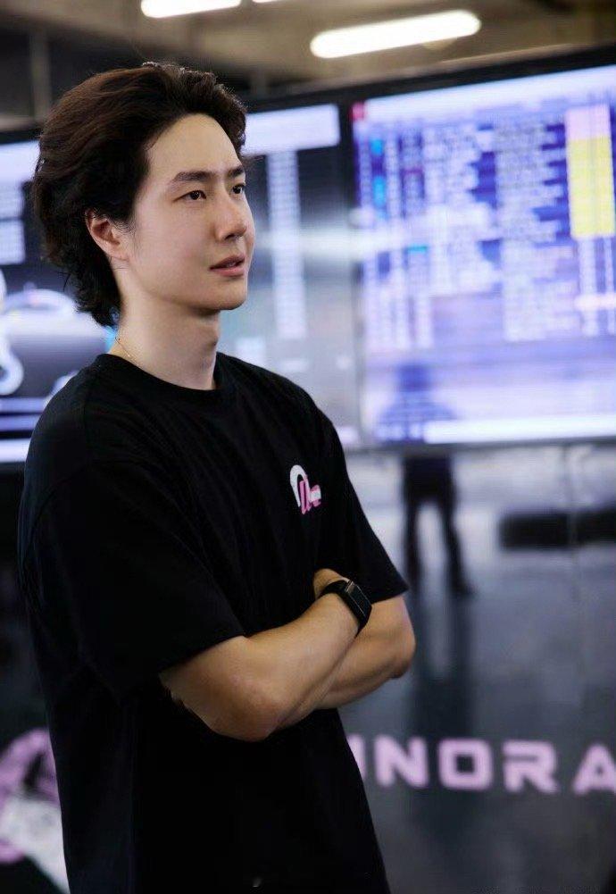王一博工作室发的素颜🆚网友发的素颜，感觉没差哎王一博[超话] ​​​