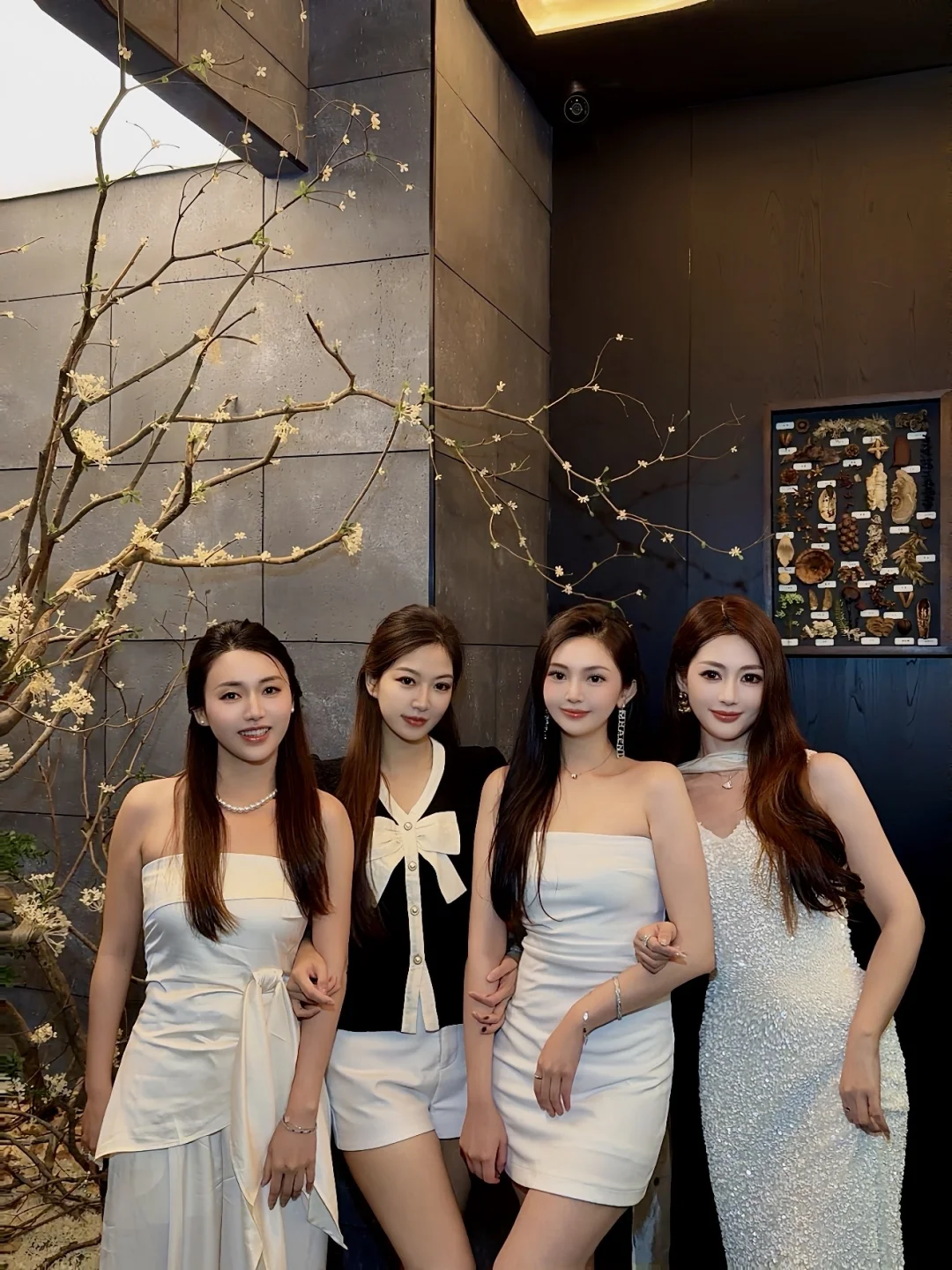 🥂推开这扇门，夜晚微醺氛围感被拿捏住了