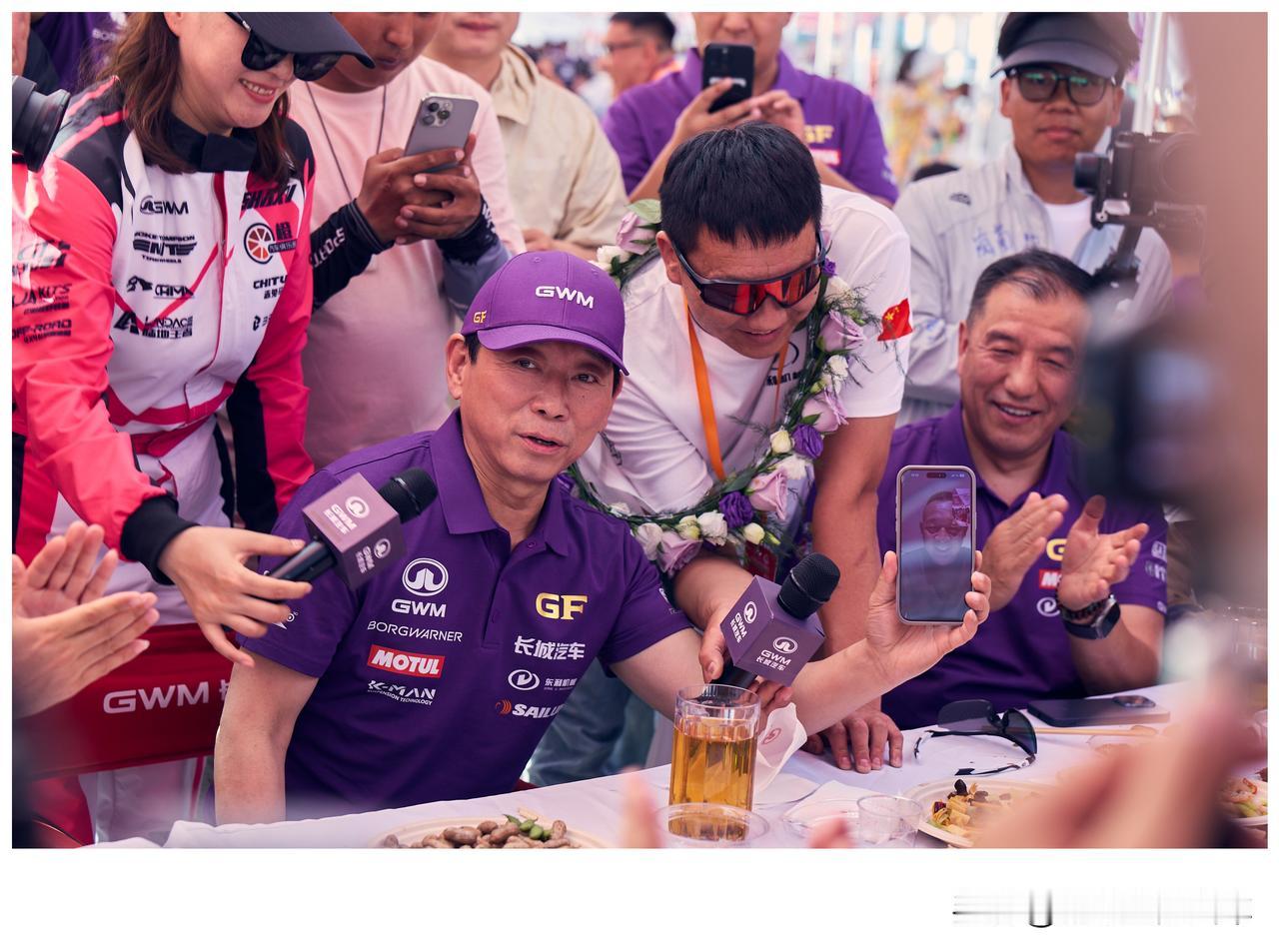 从沙漠试驾一见钟情，到保定会面一起吃驴肉火烧，短短半年，两位跨行业大佬，直接从网