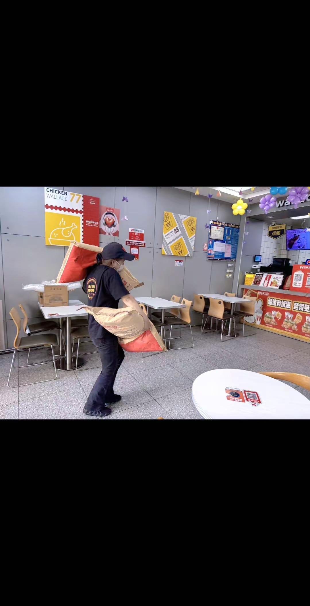 我可以是任何样子 ，只要我愿意 ，我啥活都可以干 ，我可以干着脏活累活 ，也可以