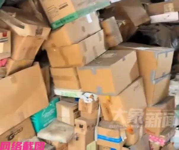 江苏有女子平时喜欢网购，但女子把买来的快递却不拆，反而习惯直接放进了一处仓库里。