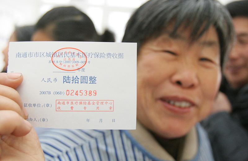 同是医保，居民一年交400，职工一年要掏4000多，差的真不只是缴费数字。
居民