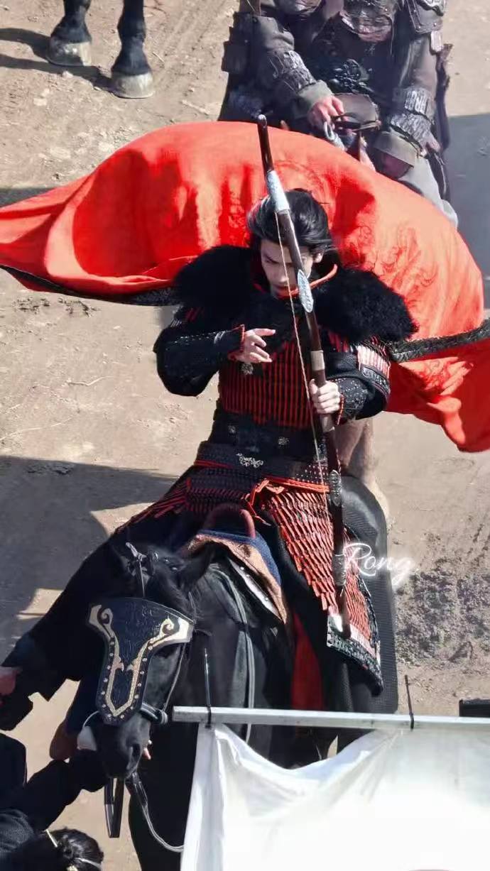张凌赫萧厉铠甲红披风骑马射箭路透张凌赫会挽雕弓如满月具象化张凌赫萧厉铠甲红披风骑