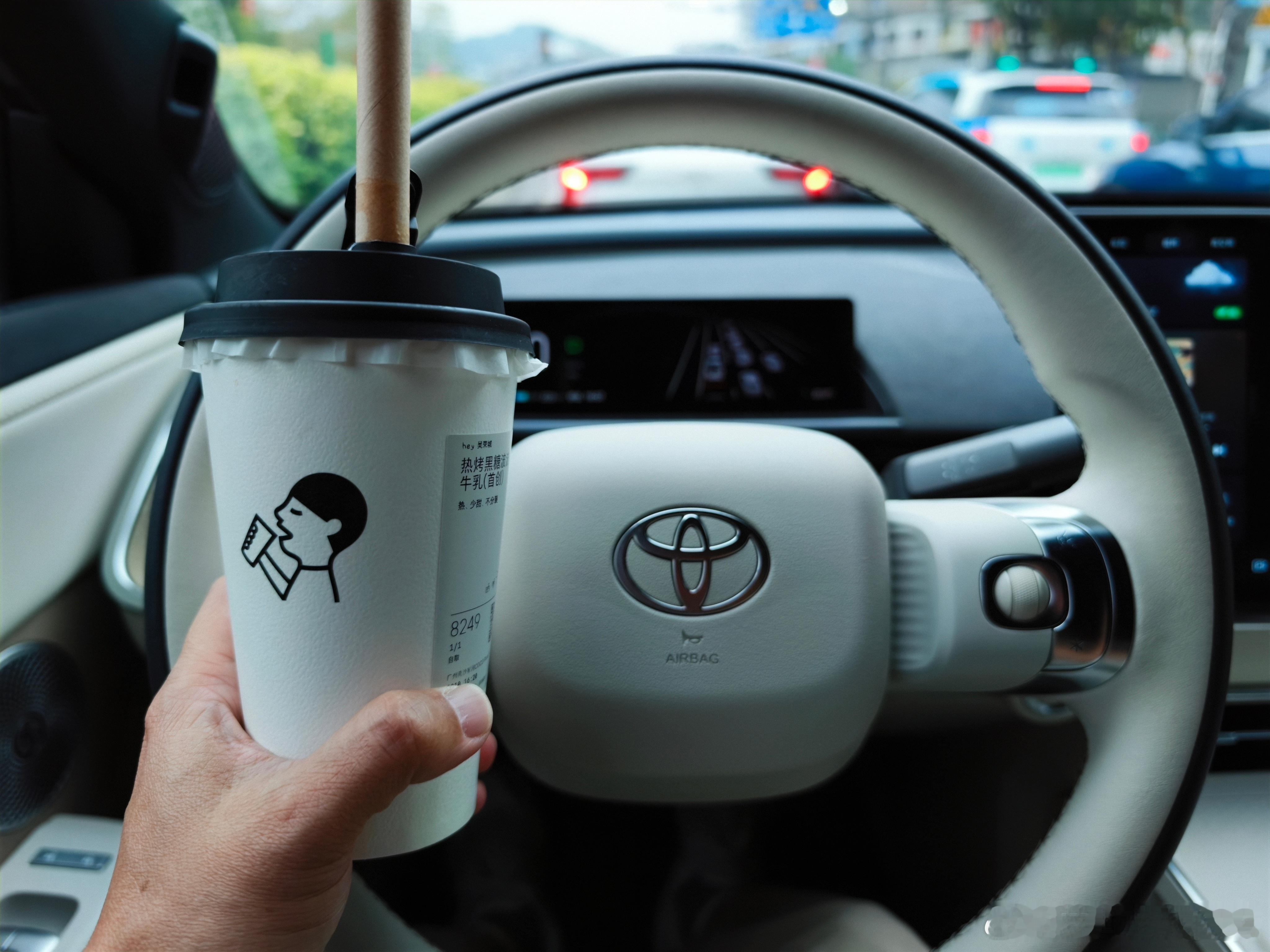 寒冷冬天即将结束，还是喜欢上了喜茶的黑糖波波牛乳，一杯下肚浑身暖洋洋的，剪视频都