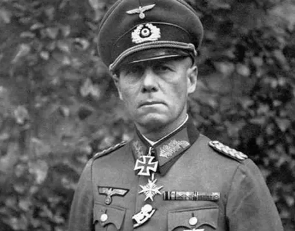 1944年10月14日，希特勒给了他最能打的元帅，隆美尔，一道选择题。


19