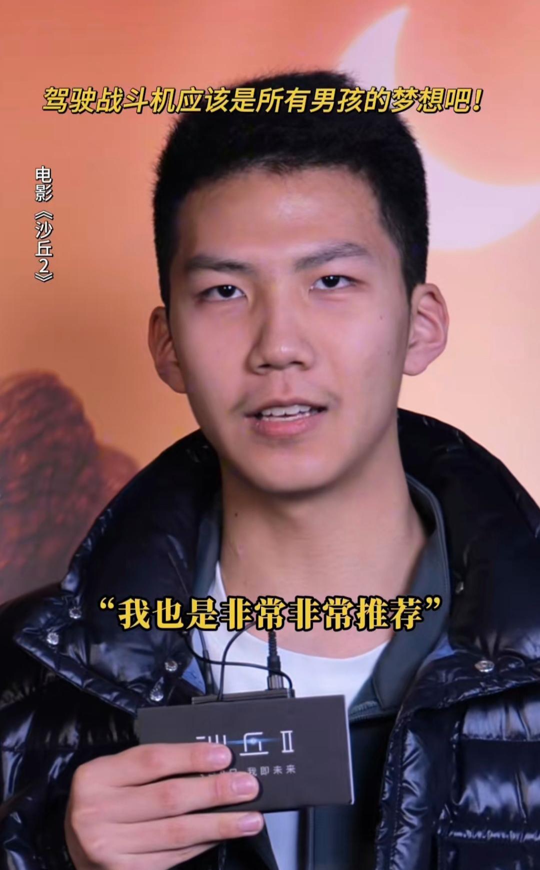 胡军的儿子康康长大了，身高直逼185的老爸，简直是翻版的胡军，小小年纪气质不俗，