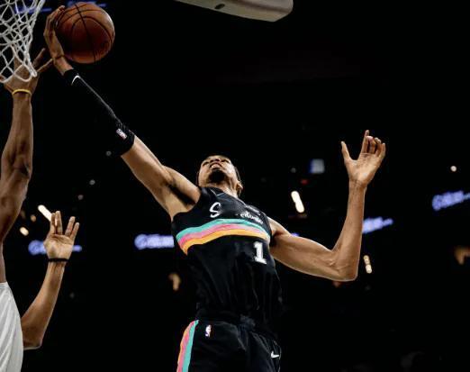 你敢信？
文班亚马在马刺，只合适打替补，不合适打首发吗？
今天，马刺打骑士，文班