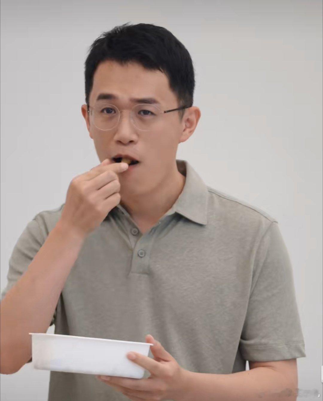 德爷请王腾吃虫子好家伙，德爷上来就给腾哥一盒竹虫，就是在野外我也吃不了这虫子，腾