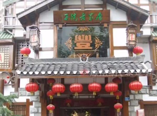 57岁的青岛大叔唐健，最近又上热搜了。谁能想到，这个现在满头白发、在街头手忙脚乱