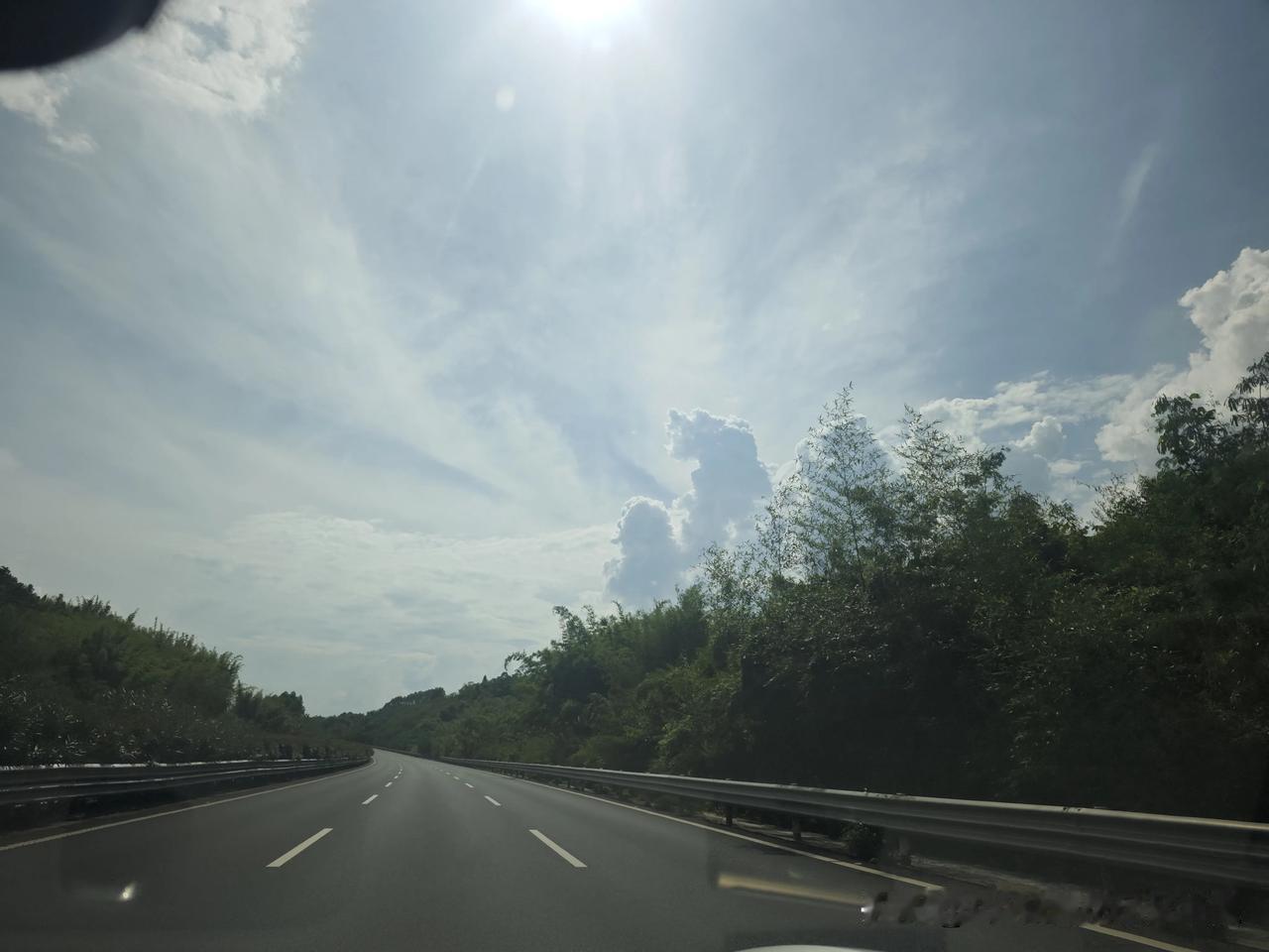 关于圆满     从前总偏执地认定，圆满该是毫无缺憾的极致。要花开至盛，圆月当空