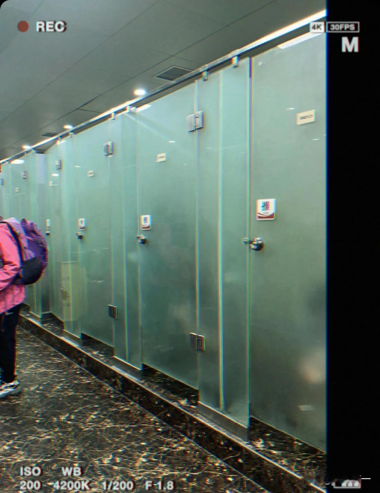 全国最尴尬洗手间，猜猜在哪
中转，沈阳站，一进洗手间直接石化
 
更沙雕的是进格