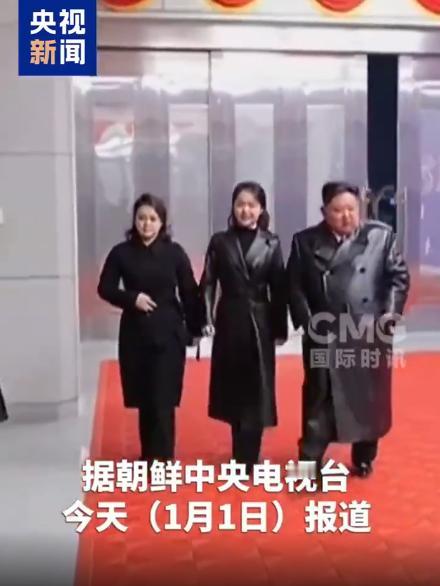 一家三口集体亮相，个个都有气质，确实不错！曾经被追问作业写没写完的小姑娘，如今已