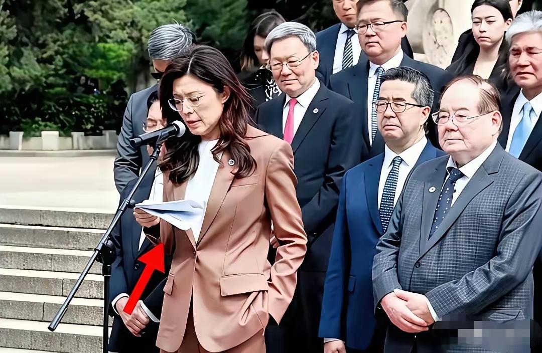 右手拿着讲话稿，
左手插在裤兜里。
身为国民党最高领导人，
在重要场合进行演讲，