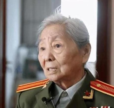 1979年，我国女翻译刘禄曾在美国访问期间，突然发现一名美国男子一直盯着她看，几